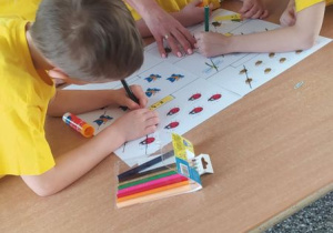 Dzieci wspólnie rozwiązują zadania matematyczne