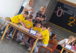 Dzieci wspólnie rozwiązują zadania matematyczne