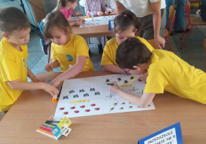 Dzieci wspólnie rozwiązują zadania matematyczne