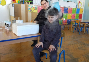 Tuptusie na warsztatach "Suchy lód".