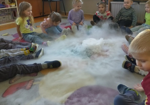 Tuptusie na warsztatach "Suchy lód".