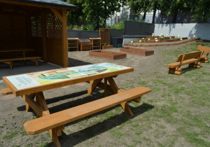 Ławostół edukacyjny z zadrukowaną powierzchnią blatu "Żyj ekologicznie"