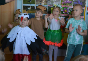Dzieci przebrane w wiosenne stroje