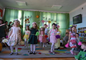 Dziewczynki tańczą wiosenny taniec
