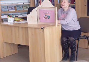 Pani bibliotekarka prowadzi zajęcia