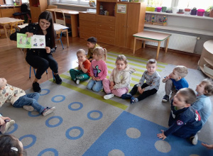 Rodzice czytają dzieciom w Smykach