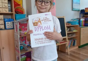 Hania prezentuje swój dyplom