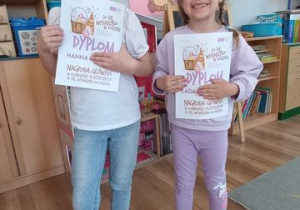 Hania i Lada z dyplomami