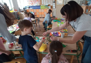Jaś wraz z Mamą komponują kolejne elementy palmy wielkanocnej