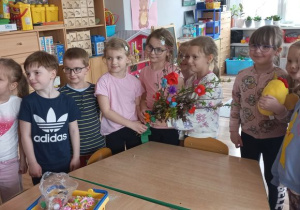 Dzieci prezentują wspólnie wykonaną palmę wielkanocną