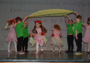 Dzieci z PM nr 5 prezentują swój występ sceniczny