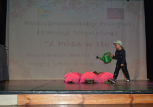 Dzieci z PM nr 15 prezentują swój występ sceniczny