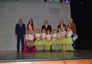 Pamiątkowe zdjęci z występu dzieci z PM nr 16