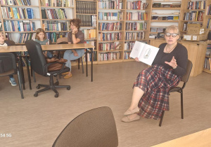 Tuptusie na zajęciach w Bibliotece Pedagogicznej - "Kiedy nadchodzi smutek".