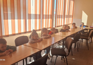 Tuptusie na zajęciach w Bibliotece Pedagogicznej - "Kiedy nadchodzi smutek".