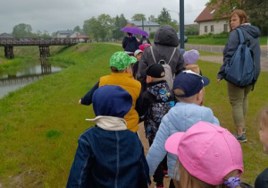 Dzieci w parach idą zwiedzać