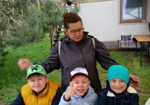 Chłopcy siedzą przy stole i pozują do zdjęcia