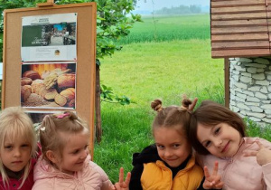 Dziewczynki pozuja do zdjęcia