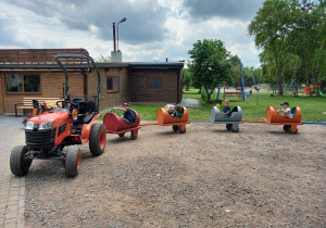 Dzieci na wycieczce w Stajni u Kowala
