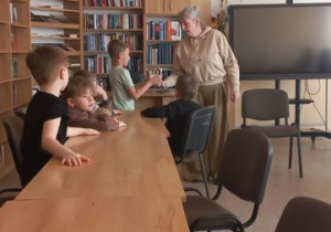 Dzieci wybierają kredki, którymi będą rysować