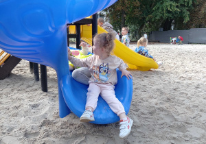 Dzieci bawią się na placu zabaw