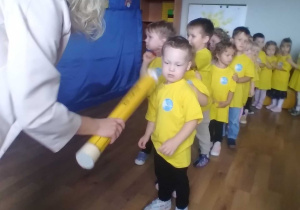 Pani dyrektor pasuje dzieci na przedszkolaka