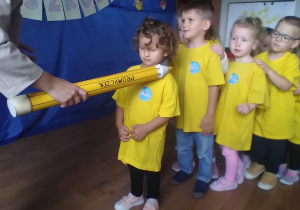 Pani dyrektor pasuje dzieci na przedszkolaka