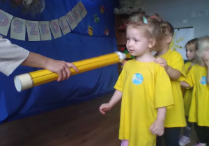 Pani dyrektor pasuje dzieci na przedszkolaka
