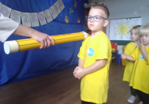 Pani dyrektor pasuje dzieci na przedszkolaka