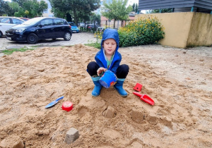 Buziaki wesoło bawią się na przedszkolnym placu zabaw.