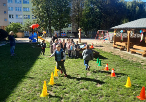 Slalom między pachołkami