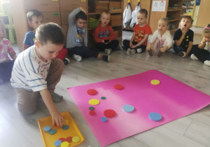 Ćwiczenie ciszy "Małe i duże kropki".