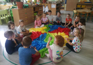 Zabawa z chustą animacyjną - "Trzymaj".