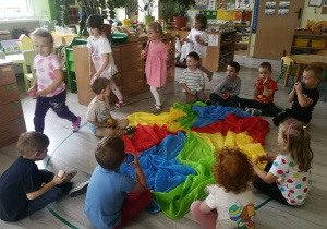Zabawa z chustą animacyjną - "Biegnij".