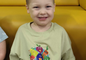Bastian pozuje do zdjęcia
