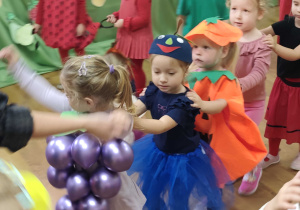 Dzieci tańczą na balu