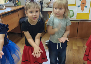 Dzieci tańczą na balu