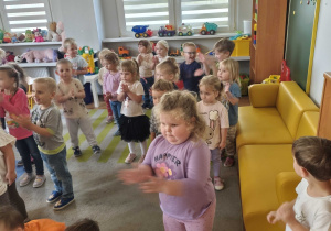 Dzieci biorą udział w muzykowaniu z Bachmanem