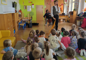 Dzieci biorą udział w muzykowaniu z Bachmanem