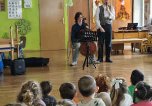Dzieci biorą udział w muzykowaniu z Bachmanem