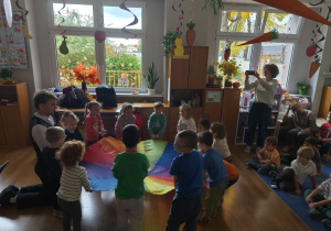 Dzieci biorą udział w muzykowaniu z Bachmanem