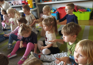 Dzieci biorą udział w zabawie muzycznej