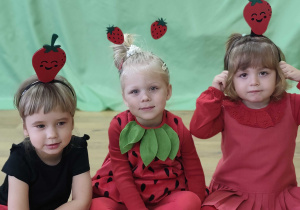 Dzieci pozują do zdjęcia w strojach owoców i warzyw