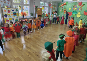 Dzieci tańczą na balu witaminek