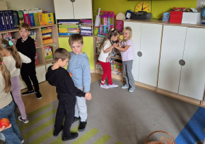 Zabawa z jabłkiem w parach