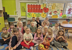 Dzieci na tle jabłkowej dekoracji