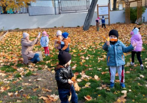 Dzieci biegają po ogrodzie