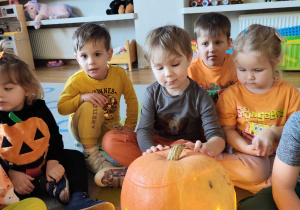 Dzieci pozują do zdjęcia ze swoim dyniowym lampionem