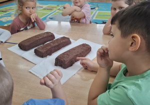 Tuptusie pieką ciasto z owocami