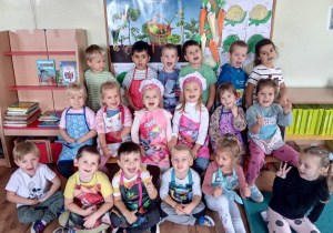 Tuptusie pieką ciasto z owocami